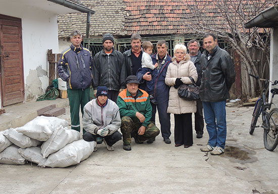 SNS organizovala akciju podele briketa za loženje najugroženijim Karavukovčanima