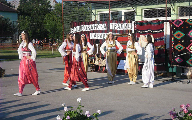 Festival Vojvođanska tradicija okupio u Karavukovu preko 300 folkloraša