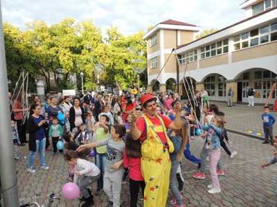 Tim animatora zabavljao decu u centru Odžaka