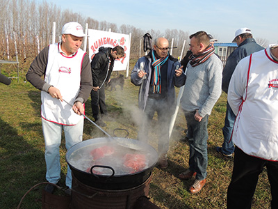 Majstori rumenačke pihtije spremali svoj specijalitet na Vukovom salašu kod Deronja