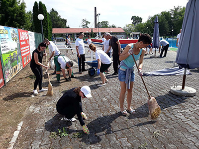 Aktivisti SNS uređivali prostor oko bazena u Odžacima