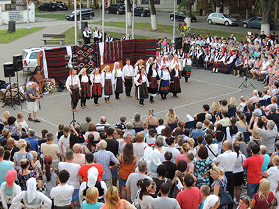 Folkloraši punim srcem igrali i pevali za Marinino lečenje