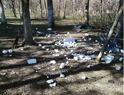 Park u Odžacima zatrpan smećem zbog nesavesnih pojedinaca