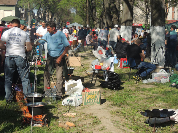 Majstori ribljeg paprikaša iz cele Vojvodine na takmičenju u Odžacima