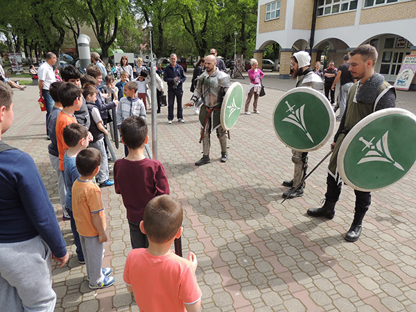 Srednjovekovni vitezovi na manifestaciji odžačke biblioteke