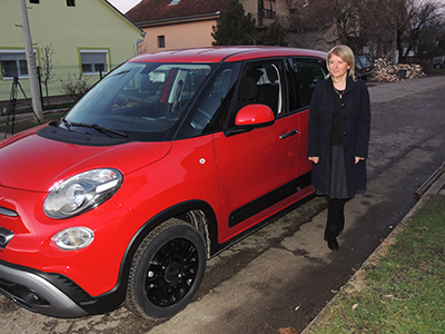 Srećna dobitnica dovezla nagradni automobil u Odžake