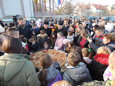 Sedmogodišnji Lazar Pavlović pronašao dukat u božićnoj česnici