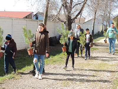 Mali izviđači u akciji pošumljavanja školskog dvorišta