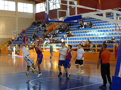 U Sportskom centru Odžaci održano opštinsko školsko prvenstvo u košarci i basketu (FOTO)