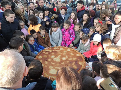 Tradicionalno će se lomiti božićna česnica sa dukatom ispred hrama u Odžacima